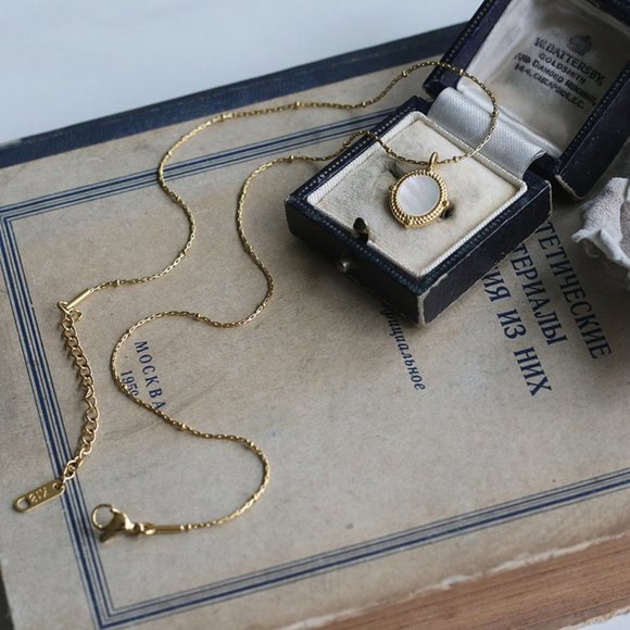 NEW 18K Gold Plated Mother Of Pearl Oval Necklace - Picture 4 of 8